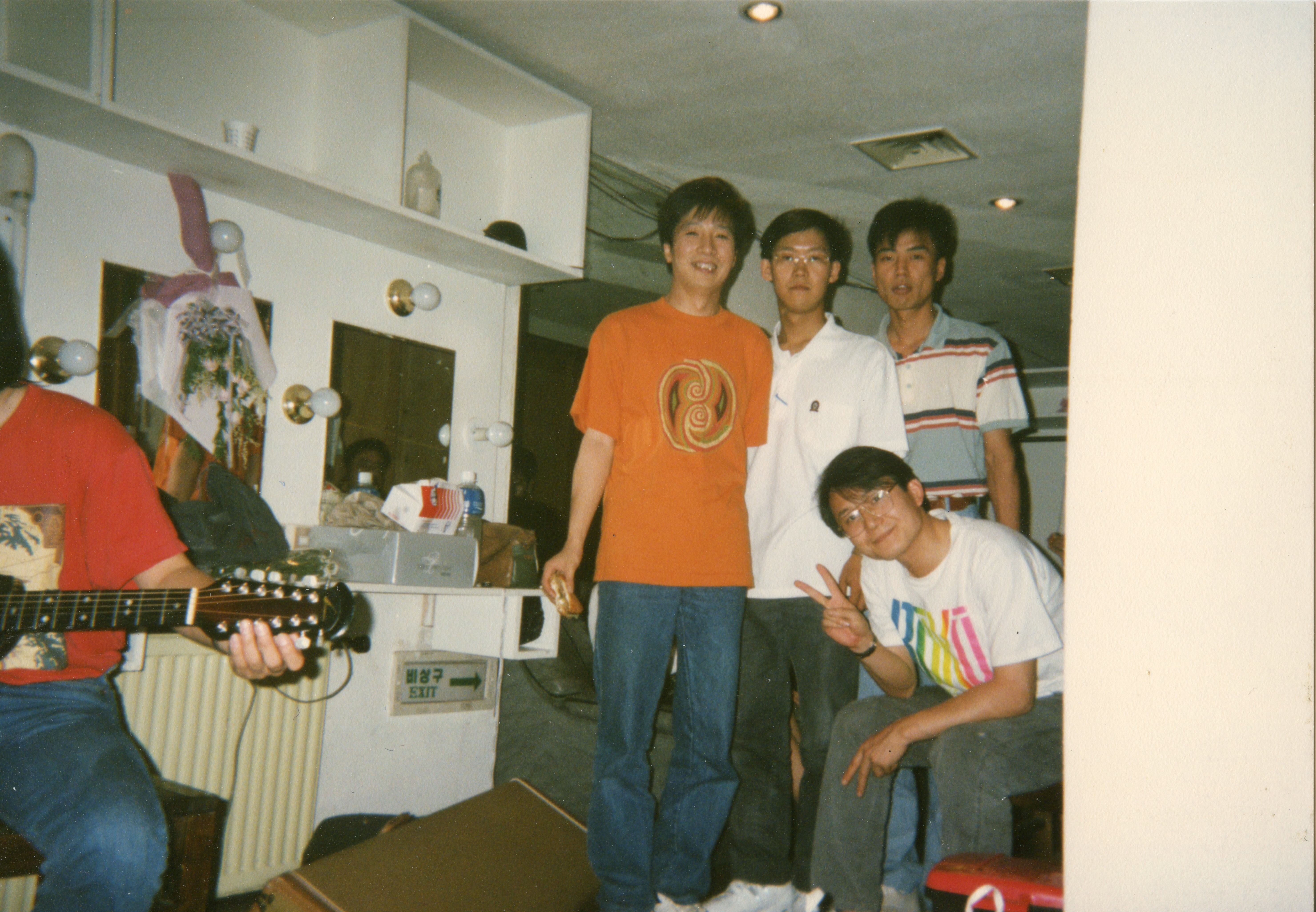 1989년 동물원 학전 공연 시 대기실 사진.jpg